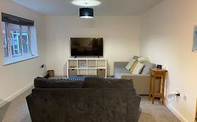 Large 2 Bedroom Apartment, 4 Beds One 1 En-Suite, Free Parking Nr Chelt Elmore And Quays